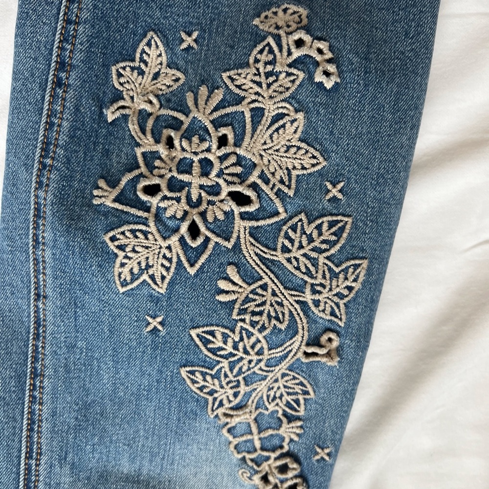 JOHNNY WAS 29 Indigo baby boot Embroidered jeans.
